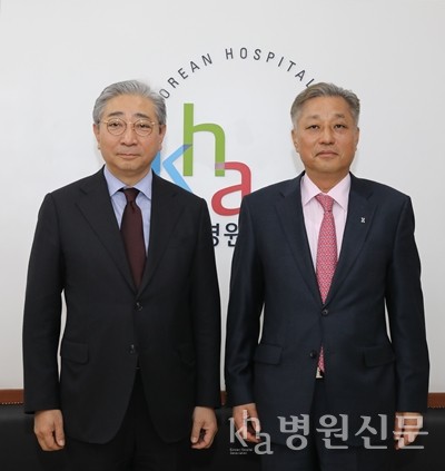 윤동섭 대한병원협회 회장(왼쪽)과 강중구 건강보험심사평가원 원장.