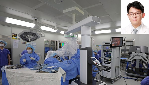 정두용 교수가 사진 가장 오른쪽에 있는 로봇수술기 콘솔에 앉아 수술을 시행하고 있다.