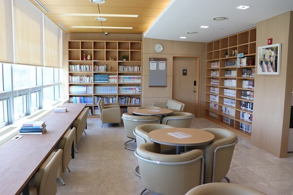 서울성모병원은 교육출판전문기업 ㈜미래엔이 최근 기증한 도서 400권을 병원 본관 19층 박금애 도서휴게실에 비치했다.