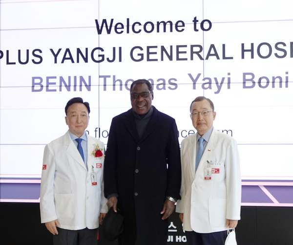 김철수 이사장, 야이 보니 전 대통령, 김정현 국제병원장(사진 왼쪽부터)