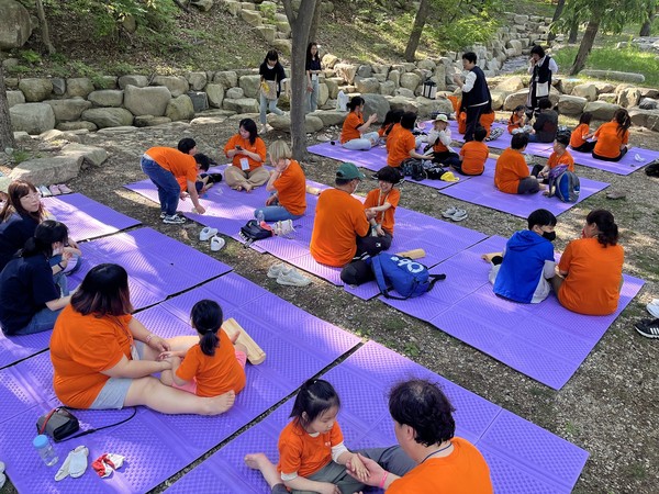 환경보건캠프에서 황토테라피, 수테라피에 참여하고 있는 아이와 학부모들