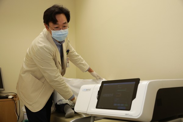 가톨릭대학교 서울성모병원 비뇨의학과 배웅진 교수가 만성전립선염 환자를 저강도 체외충격파로 치료하고 있다.