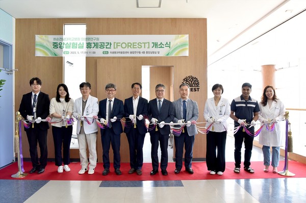 화순전남대병원 중앙실험실 휴게공간 개소식이 최근 전남대학교 의과대학 융합연구동(M2) 4층에서 개최된 가운데 안영근 전남대병원장(오른쪽에서 다섯 번째)과 정용연 화순전남대병원장(왼쪽에서 네 번째) 등 참석자들이 커팅식을 진행하고 있다.