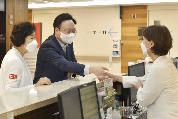 에이치플러스 양지병원을 방문해 간호사들을 격려하고 있는 조규홍 장관