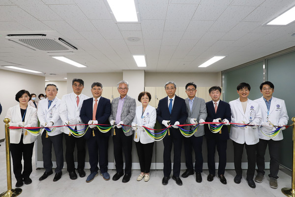 연세대학교 의과대학 용인캠퍼스 개소식에 참석한 관계자들이 테이프 커팅식을 진행하고 있다.