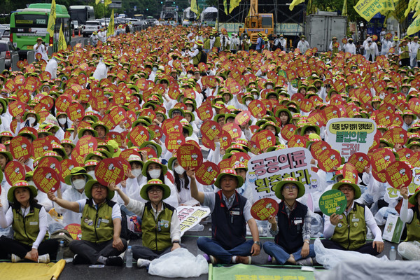 보건의료노조가 6월 8일 광화문에서 '2023 산별총파업 투쟁 승리 결의대회'를 개최했다.(사진=보건의료노조 제공)