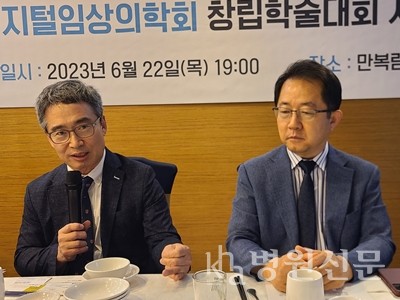 대한디지털임상의학회 최동주 회장(왼쪽)과 홍광일 이사장. ⓒ병원신문.