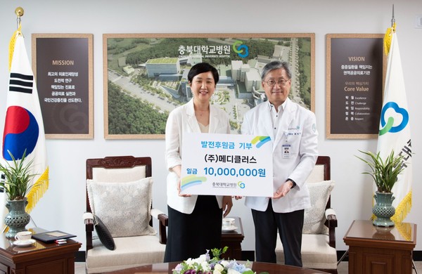 왼쪽부터 메디클러스 김경은 대표, 충북대학교병원 최영석 병원장
