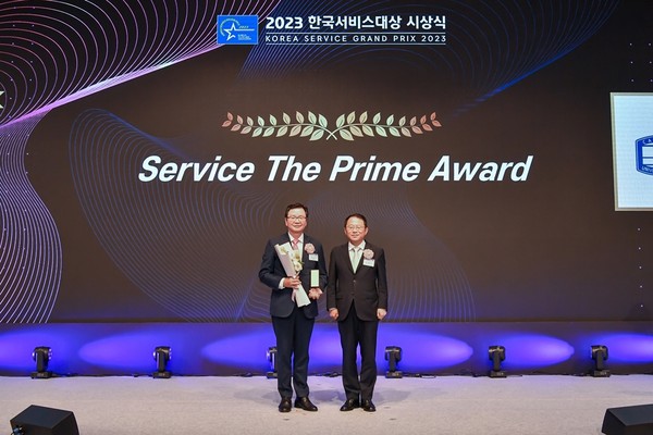 윤승규 서울성모병원장(사진 왼쪽)이 지난 7월 7일 한국서비스대상 시상식에서 최고경영자상을 수상했다.