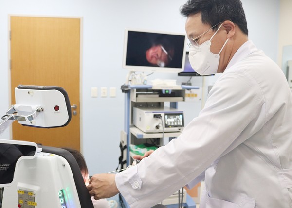 서울아산병원 이비인후과 박홍주 교수가 소아 환자를 진료하고 있다.