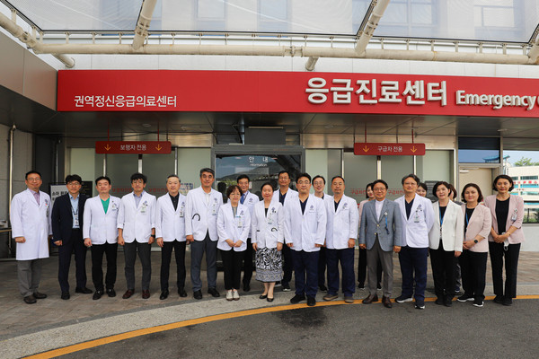 7월 31일부터 운영을 시작한 권역정신응급의료센터에서 김은경 병원장을 비롯한 병원 관계자들이 기념촬영을 하고 있다.