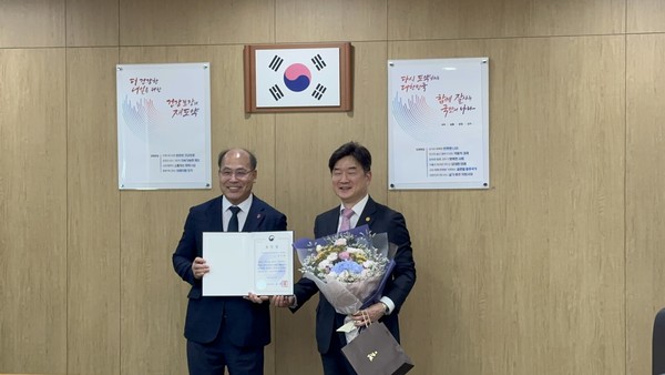 현재용 기획상임이사(사진 왼쪽), 김익용 교수