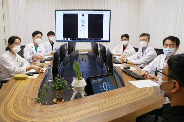 서울아산병원 암병원 피부림프종 통합진료팀이 중증 피부림프종 환자를 진료하고 있다.