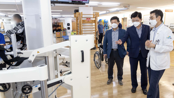 최충규 대전 대덕구청장이 대전웰니스병원을 방문해 김철준 병원장과 재활의료기기와 관련해 이야기를 나누고 있다.