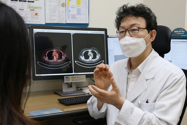 김성배 서울아산병원 유방암센터소장이 유방암이 재발한 환자를 진료하고 있다.