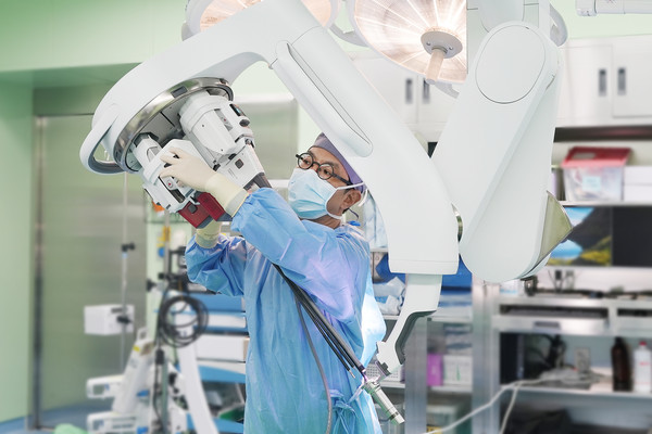 김철중 건양대병원 로봇수술센터장이  단일공로봇수술 준비를 하고 있다.