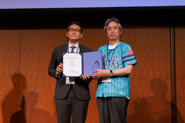 김용철 교수(사진 왼쪽)가 최근 일본 후쿠오카에서 열린 제31회 일본심혈관중재학회에서 최우수구연상을 수상한 후 기념사진을 촬영하고 있다.
