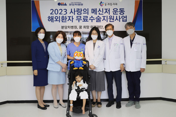 사진 왼쪽 세 번째부터 이비인후과-두경부외과 김형미 교수, 소아청소년과 채규영 교수, 윤상욱 분당차병원장