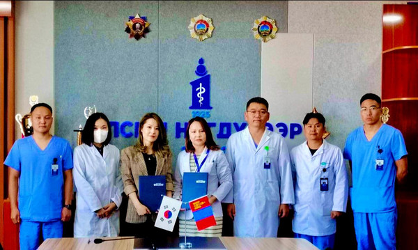 윌스기념병원 국제교류팀 류다 벌러르체첵 책임(사진 왼쪽에서 3번째)과 몽골 국립 제1병원 히시기자르갈 바트수흐 이사장(사진 가운데), 그리고 신경외과 의료진들.