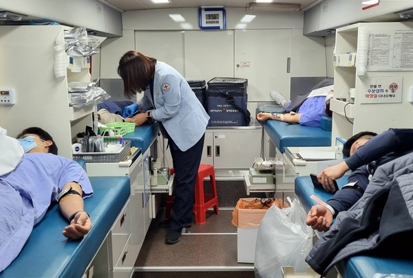화순전남대병원 응급실 앞에 배치된 대한적십자사 광주전남혈액원 이동식 차량에서 직원들이 헌혈을 하고 있다.