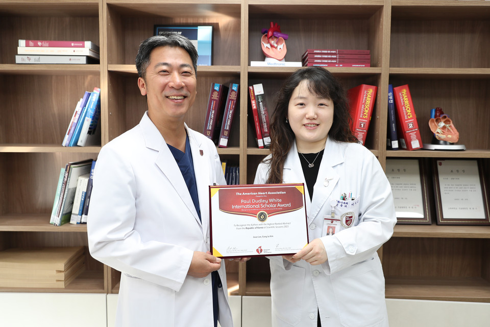 고려대 구로병원 심혈관센터 김응주, 이지은 교수(좌측부터)