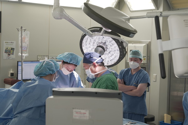 김구상 교수의 유방암 로봇수술 장면