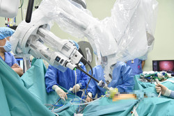 연세대학교 원주세브란스기독병원의 다빈치 SP’ 단일공 로봇수술 장면.