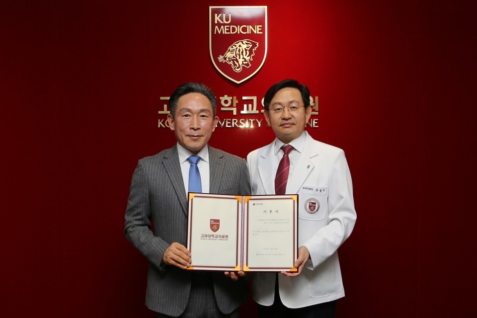 사진 왼쪽부터 럭스나인(주) 김인호 대표이사와 고려대의료원 윤을식 의무부총장 겸 의료원장.