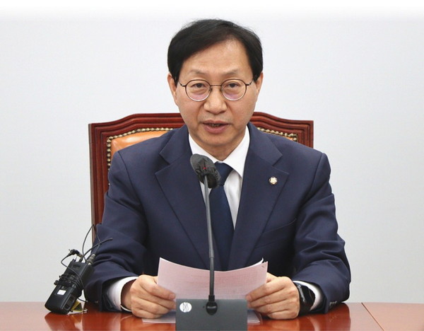 김성주 더불어민주당 정책위원회 수석부의장이 4월 20일 정책조정회의에서 발언을 하고 있다.