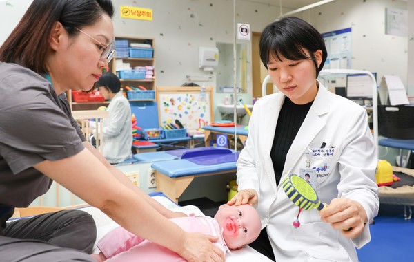 중앙대병원 재활의학과 신현이 교수, 아기 기운목 재활치료 모습.