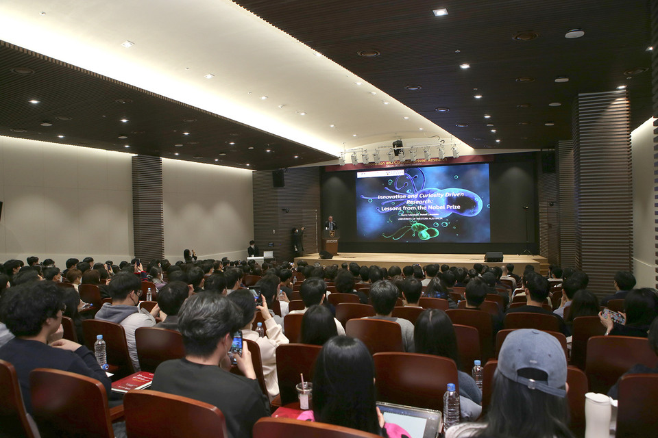 고려대가 개최한 제5회 Next Intelligence Forum에 고려대 교직원, 재학생, 일반인 등 300여 명이 참석했다.
