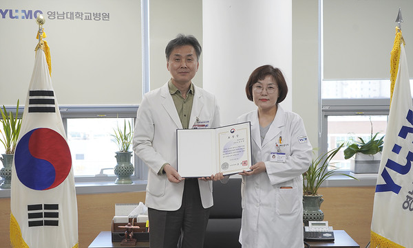 영남대병원 신경철 병원장과 김진희 의료정보팀장(사진 왼쪽부터)