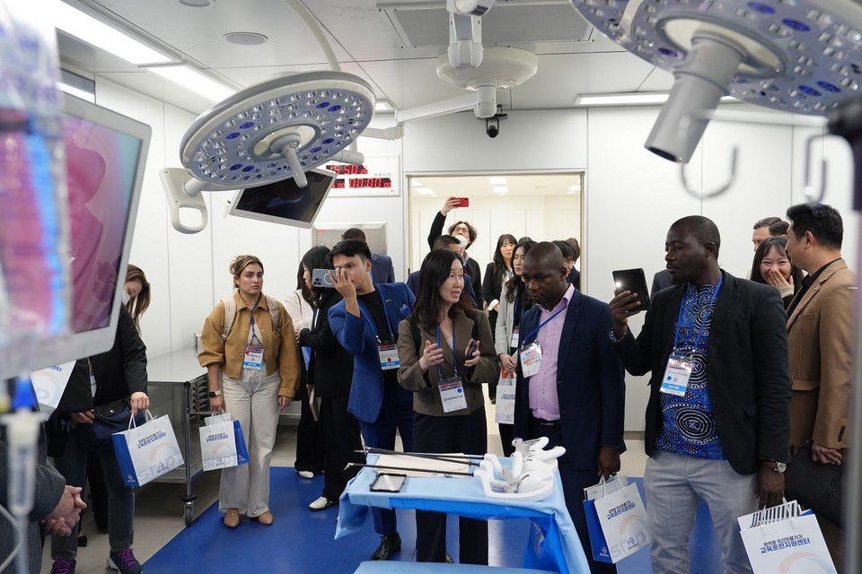 행사에 참여한 해외 바이어들이 분당서울대병원 SMART시뮬레이션센터에서 국산 의료기기와 장비를 둘러보고 있다.